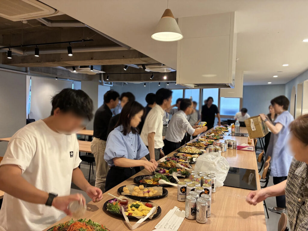 パティア市ヶ谷のアイランドキッチン上にケータリング料理を並べる