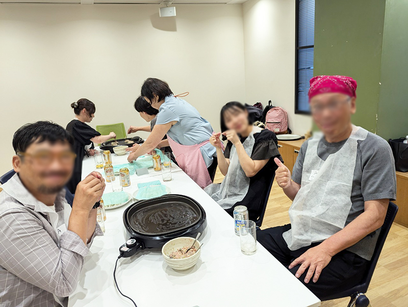 パティア四ツ谷店のイベント会場で餃子作りを実施