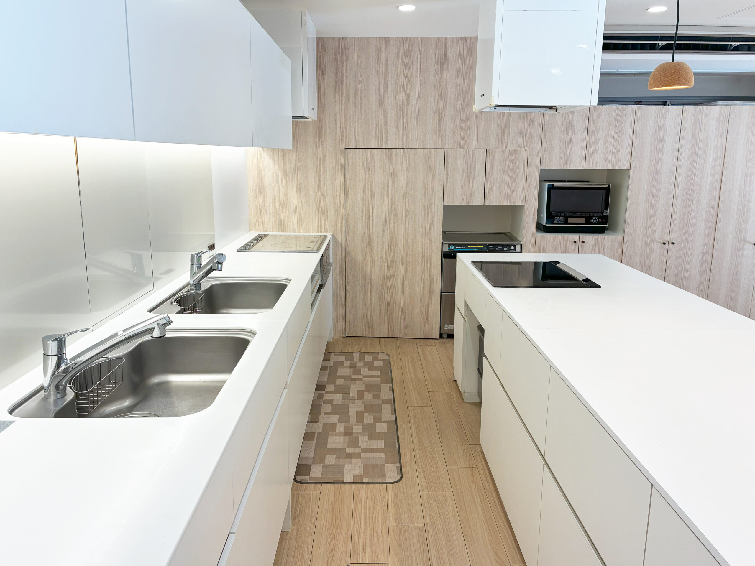 清潔感溢れるホワイトが気持ちいいアイランドキッチン