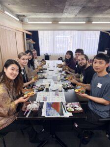 イベント会場で楽しくお弁当作りをする様子
