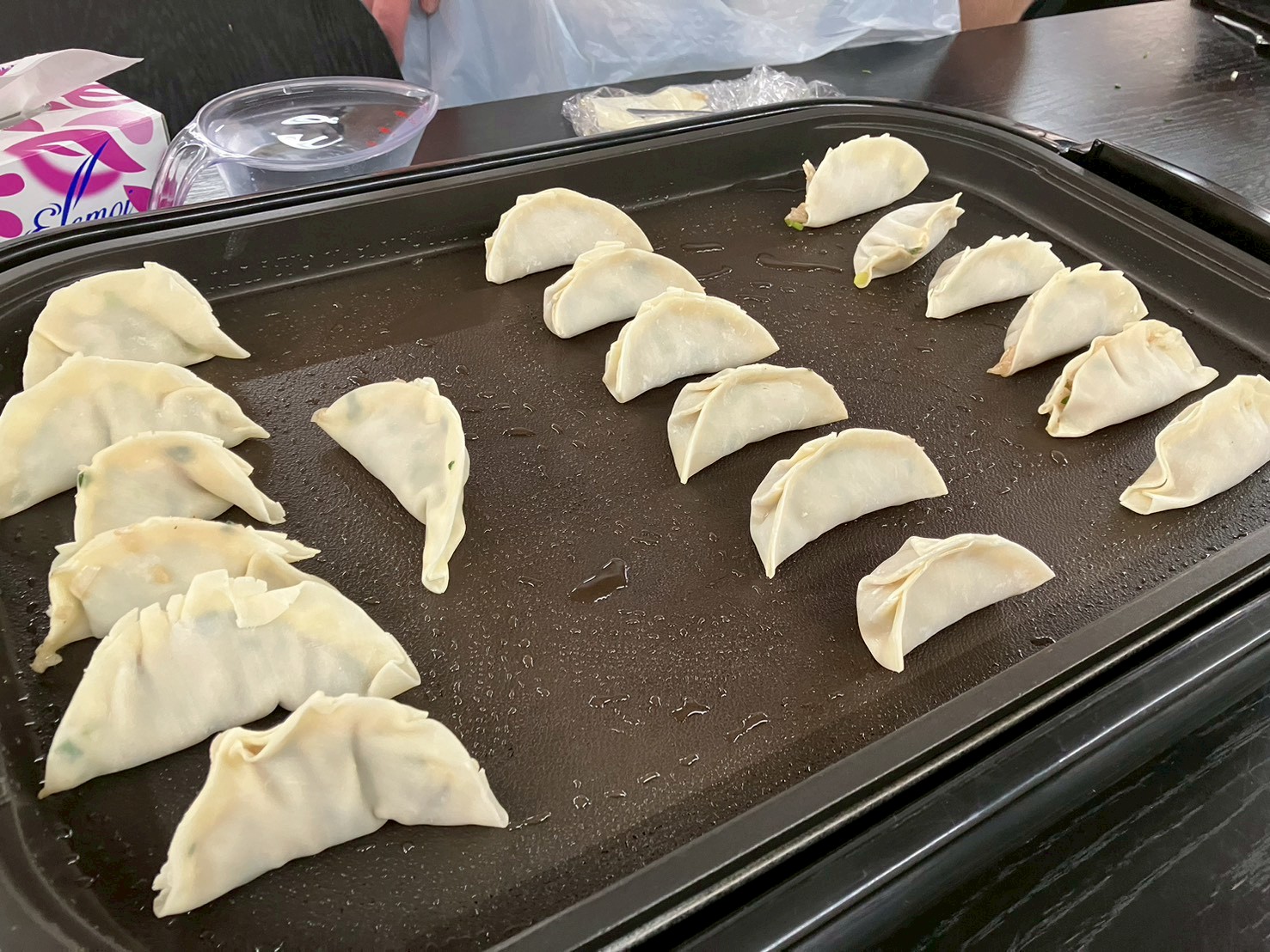 パティア四ツ谷店のホットプレートで餃子を焼く様子